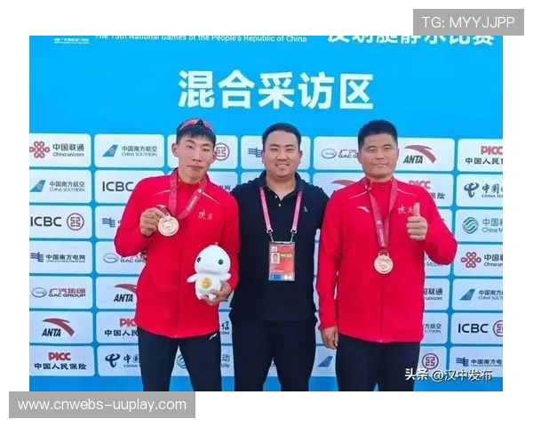 赛后混合采访区:失利小将背对镜头擦拭奖牌,称“下次换颜色” 赛后混合采访区:失利小将背对镜头擦拭奖牌,称“下次换颜色”